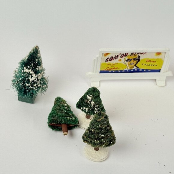 Vintage Miniature Train Accessories 4 Trees 2 Billboards Collectibles Display - Picture 2 of 5